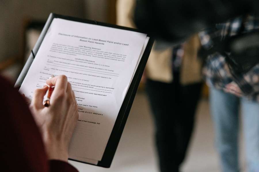 Un professionnel prépare la signature d'un bail immobilier important avec un client.